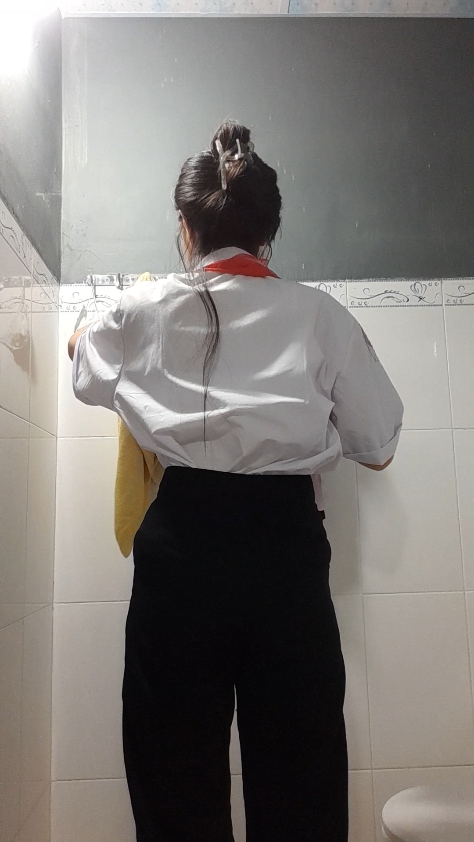 (sex clip)Bé Khăn quàng đỏ cởi đồ, đi đái